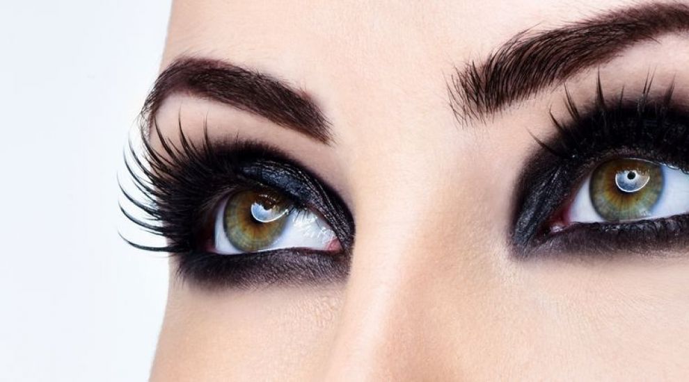 Poti avea sprancene perfecte si cand te pensezi singura, la tine acasa!