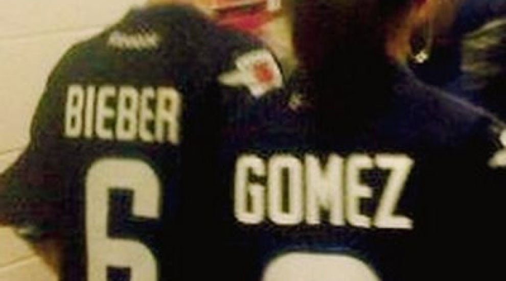 Justin Bieber si Selena Gomez, cu ticouri cu mesaje sexuale la un meci de hockey - FOTO