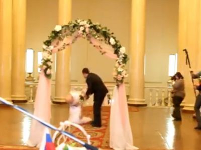Mireasa care le-a aratat tuturor invitatilor ceea ce numai sotul ar fi trebuit sa vada - VIDEO Mireasa care le-a aratat tuturor invitatilor ceea ce numai sotul ar fi trebuit sa vada - VIDEO