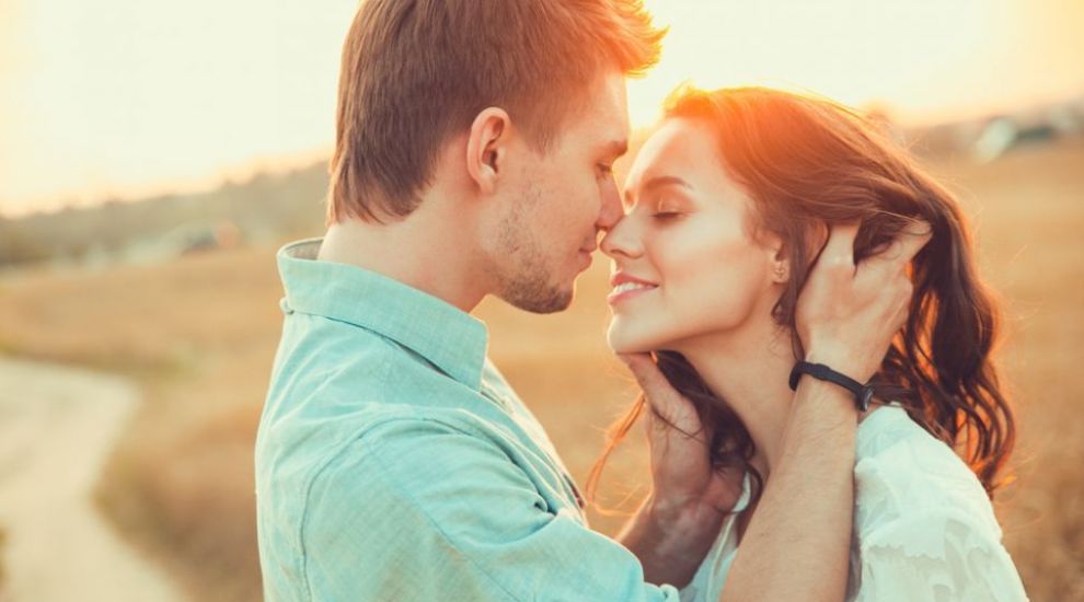 Cum poti sa aduci un barbat la picioarele tale? Sfaturi care te vor ajuta sa-l faci sa se gandeasca doar la tine