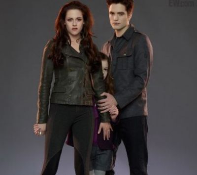 Prima imagine oficiala cu Kristen Stewart, Robert Pattinson si super copilul lor Renesmee din ultimul film Twilight
