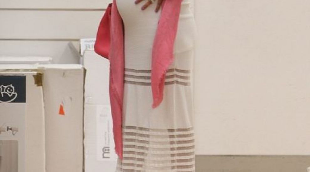 Este mandra de burtica ei si si-o expune cu orice ocazie. Ce vedeta arata superb la a treia sarcina