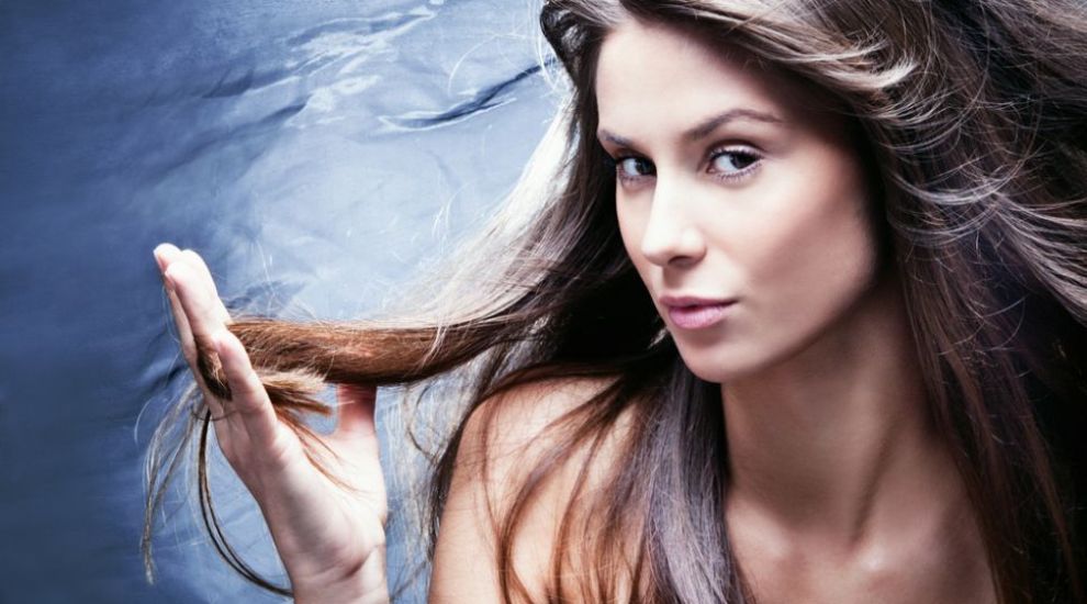 Sfaturi pentru parul gras. Ce tratamente trebuie sa folosesti pentru un par superb