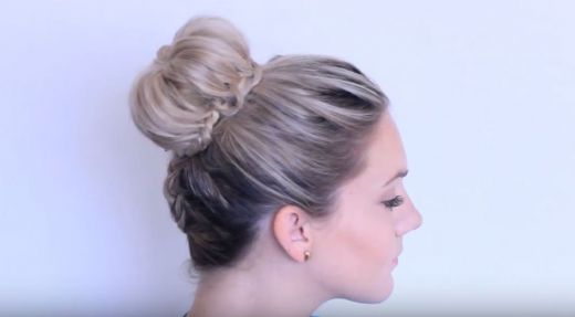 Invata cum sa iti faci singura o impletitura inversa cu coc. E una dintre cele mai chic coafuri - VIDEO Invata cum sa iti faci singura o impletitura inversa cu coc. E una dintre cele mai chic coafuri - VIDEO