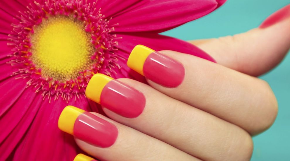 Si tu poti face asta acasa. Cum sa-ti inlaturi manichiura cu gel de pe unghii fara sa mergi la salon