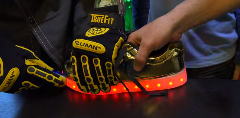 Sunt la moda si ii cumpara din ce in ce mai multi oameni! Ce se ascunde de fapt in pantofii cu leduri