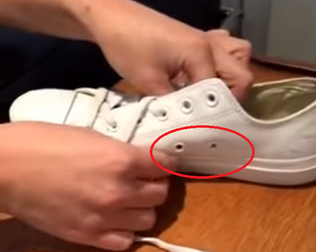 Te-ai intrebat vreodata la ce folosesc cele doua gauri laterale? Putini stiu acest lucru. Motivul este genial