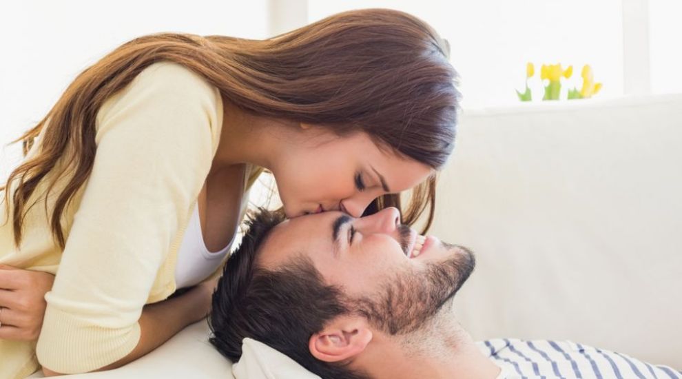 Cum sa topesti inima oricarui barbat. Gesturile care nu-l vor lasa indiferent