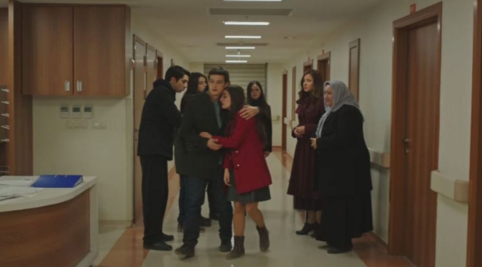 Trandafirul negru, de luni pana vineri, de la ora 19:00, Acasă