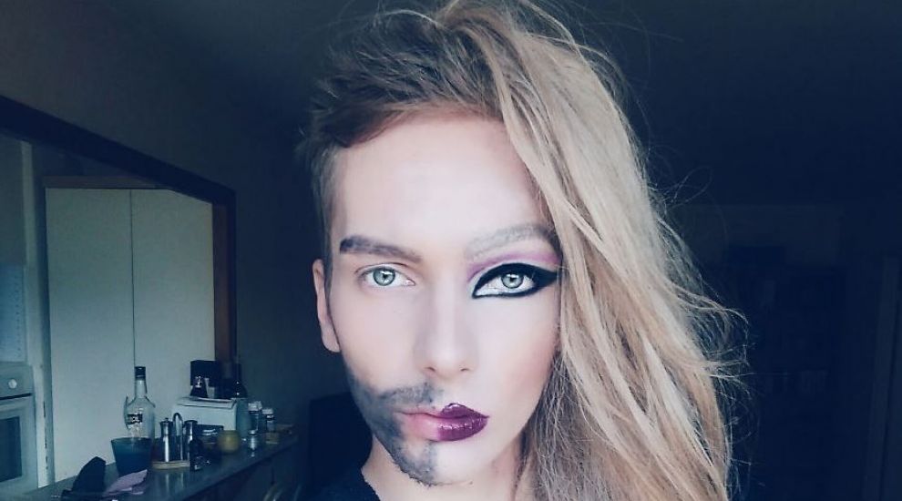 ASA arata cand incepe sa se machieze :) Finalul i-a lasat fara cuvinte pe cei care l-au vazut. In ce se transforma ASA arata cand incepe sa se machieze :) Finalul i-a lasat fara cuvinte pe cei care l-au vazut. In ce se transforma