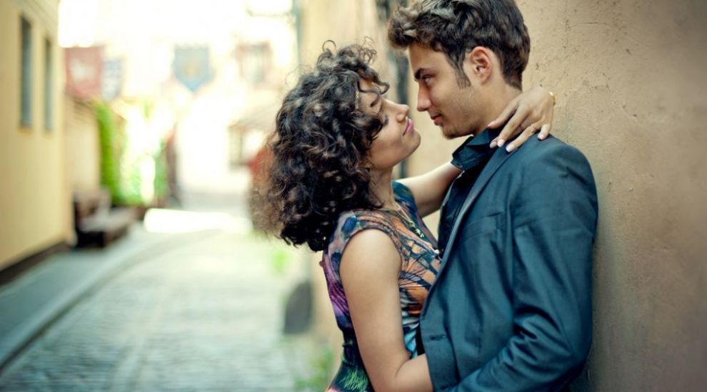 Cum iti dai seama ca e indragostit de tine. 8 gesturi pe care barbatii le fac doar cand le pasa cu adevarat