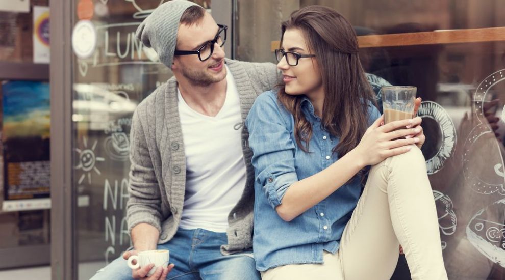 5 semne ca un baiat te place cu adevarat, chiar daca o face pe inaccesibilul. Le-ai observat?