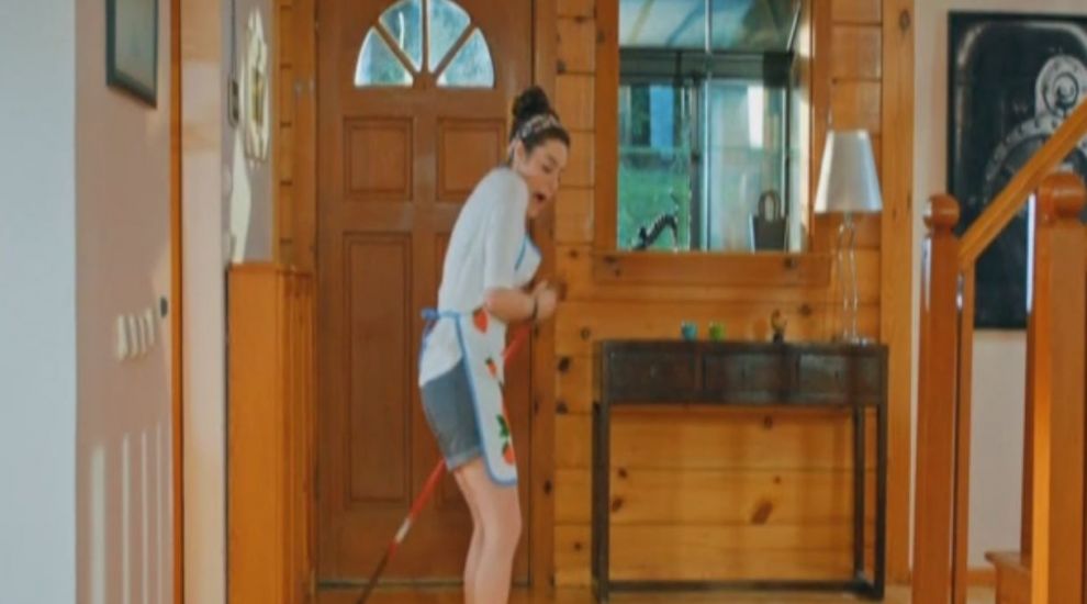 Ai grija ce-ti doresti! ;) Stadiul relatiei: complicat! Din 5 septembrie, de la 20:00, urmareste Acasa​ un serial despre nebunia tineretii