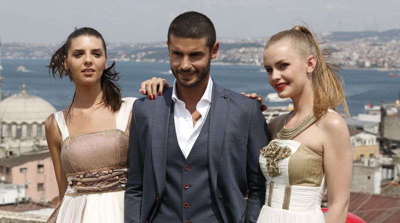 Il stii din Stadiul relatiei: complicat . Cat de bine arata actorul Berk Oktay in realitate Il stii din Stadiul relatiei: complicat . Cat de bine arata actorul Berk Oktay in realitate