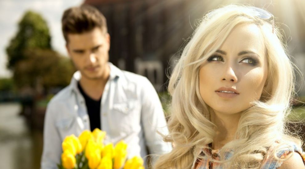 Nu te intalni cu un barbat daca iti face asta. Semne la care trebuie sa fii atenta si pentru care sa renunti la el