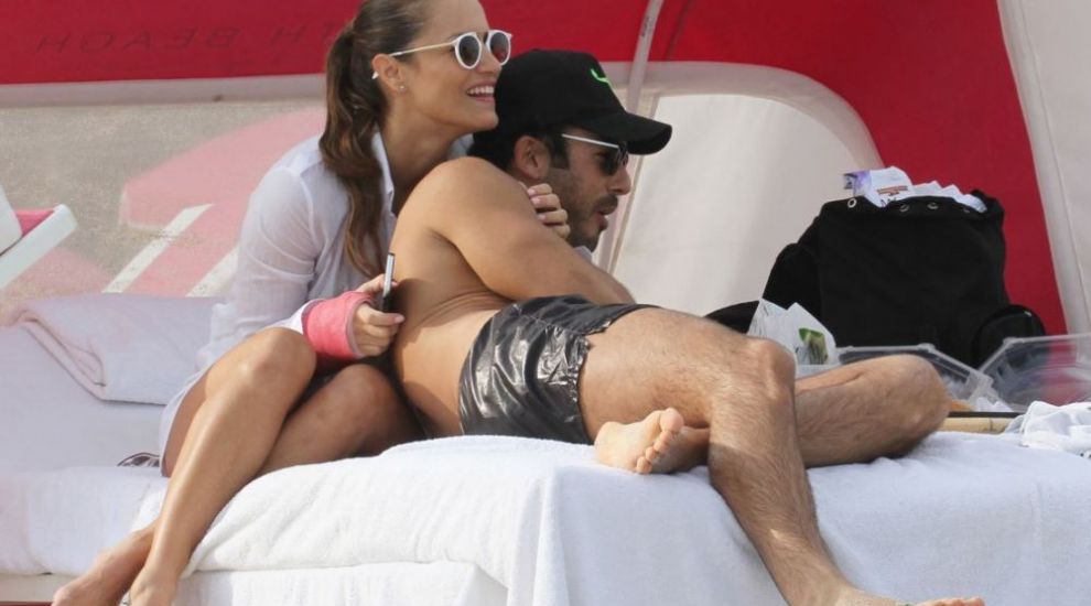 Cel mai sexy cuplu latino, ipostaze tandre pe plaja. Cum au fost fotografiati Aron Diaz si sotia lui Cel mai sexy cuplu latino, ipostaze tandre pe plaja. Cum au fost fotografiati Aron Diaz si sotia lui