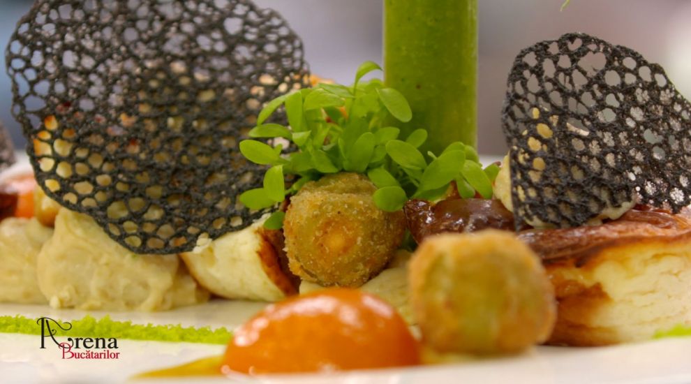 Starter: Budinca din branza cu smoothie si sos de caise