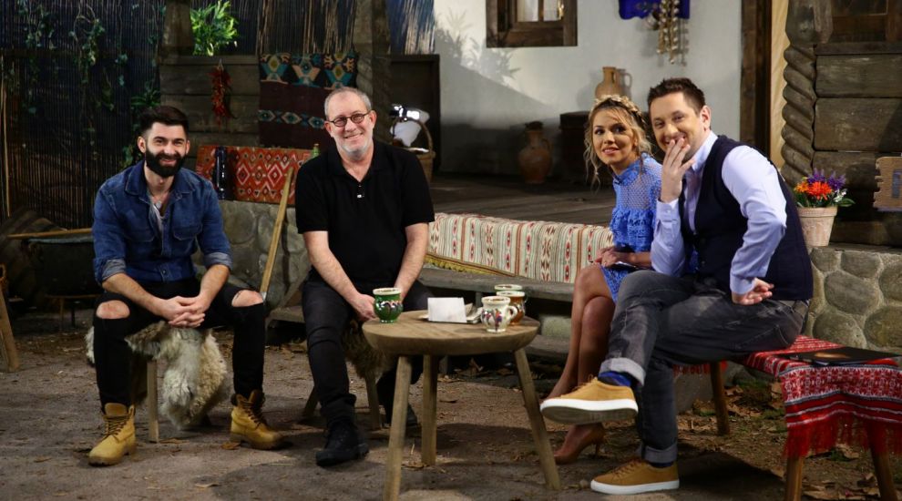 Andreea Ibacka si Octavian Strunila au comentat alaturi de invitatii lor cele mai interesante imagini din Ferma Vedetelor