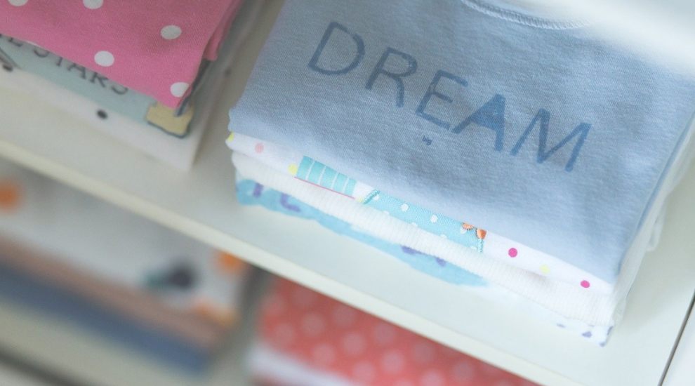 (P) Cum sa speli hainele bebelusilor? Top 3 sfaturi utile