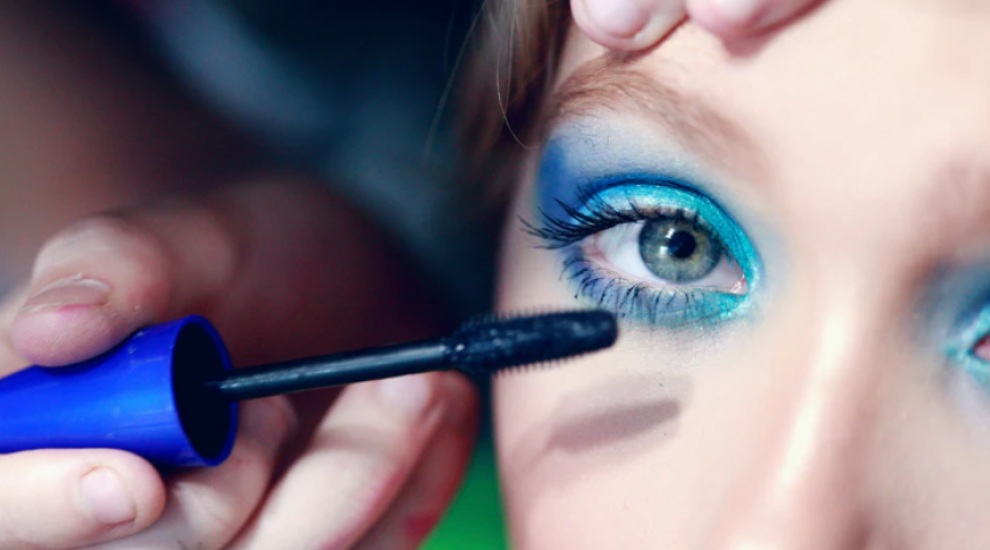 (P) 5 lucruri pe care trebuie sa le stii cand porti lentile de contact si vrei sa te machiezi (P) 5 lucruri pe care trebuie sa le stii cand porti lentile de contact si vrei sa te machiezi