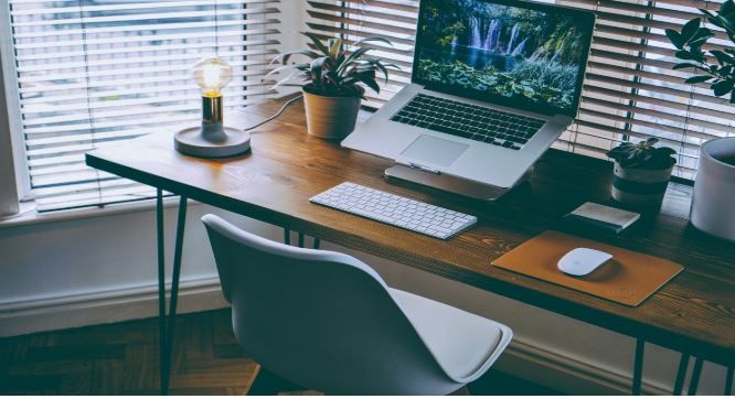 (P) Cum amenajezi un birou în living. 3 sugestii pentru o camera de zi armonioasă