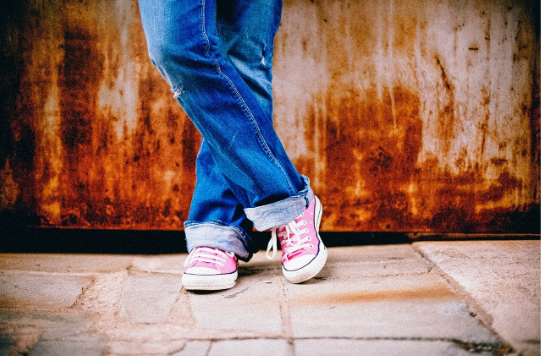 (P) Ținute inedite la care poți purta pantofi sport