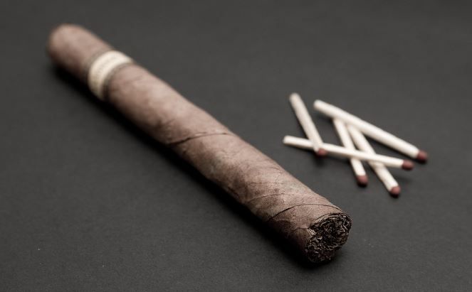 (P) Ghidul unui veritabil gentleman: Cum se fumează corect un trabuc?