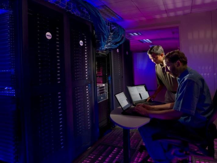 (P) Cum alegi tipul de server potrivit pentru site-ul tău? (P) Cum alegi tipul de server potrivit pentru site-ul tău?