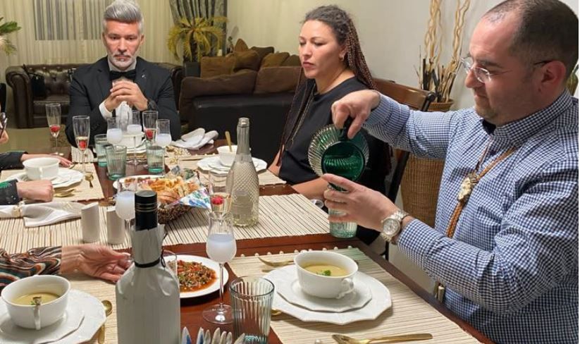 Mâncare pe care. Vânătorul Adrian Popescu oferă o cină în mijlocul naturii