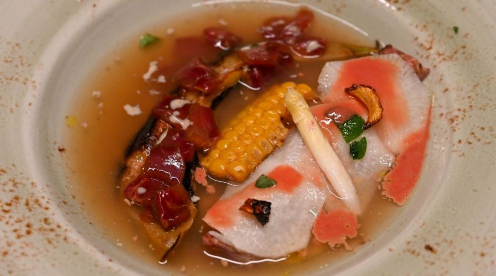 Masterchef - Restul e plăcere: Supă din stoc de pește cu sashimi de crap și reducție de borș Masterchef - Restul e plăcere: Supă din stoc de pește cu sashimi de crap și reducție de borș