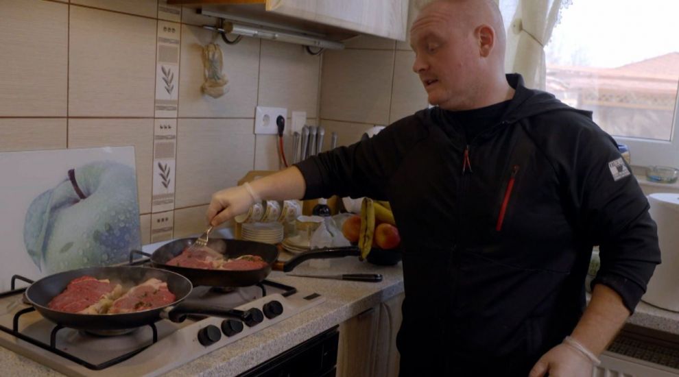 M&acirc;ncare pe care. Cine este Nae Mihai, gazda din această seară