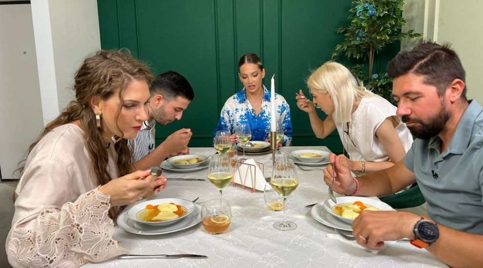 Gazda Mâncare pe care, speriată că va fi taxată de unul dintre oaspeți: Am reușit să vărs niște supă pe Iulia