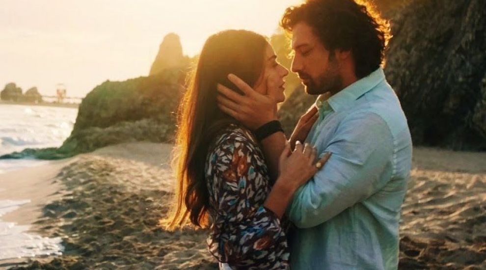 Ayça Ayşin Turan și Alp Navruz își spun Povestea de pe insulă