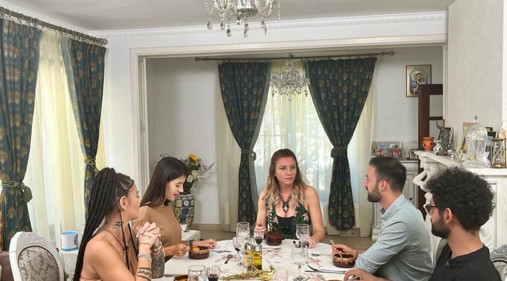 O cremă de zahăr ars o va pune &icirc;n dificultate pe gazda M&acirc;ncare pe care ndash; Jur că am simțit că o să o ardă!