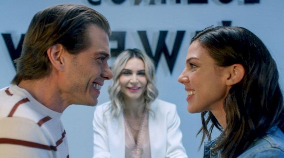 Băiețelul din Mrs. Doubtfire a crescut și tocmai a produs o Încurcătură la birou Băiețelul din Mrs. Doubtfire a crescut și tocmai a produs o Încurcătură la birou