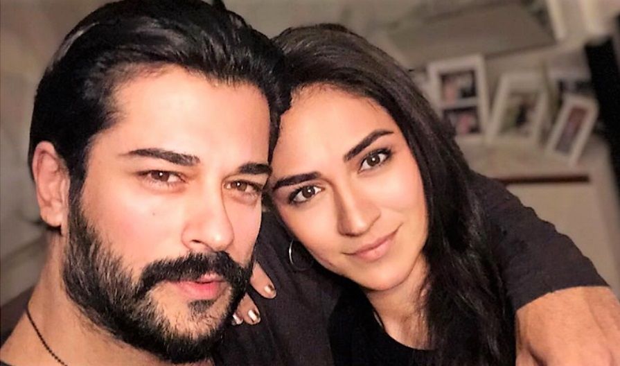 Știai că Burak Özçivit are o soră care îi seamănă leit?