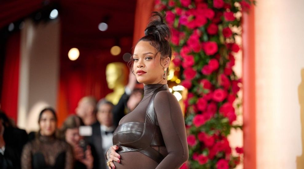 Rihanna, cu burtica de gravidă pe covorul de la Oscaruri