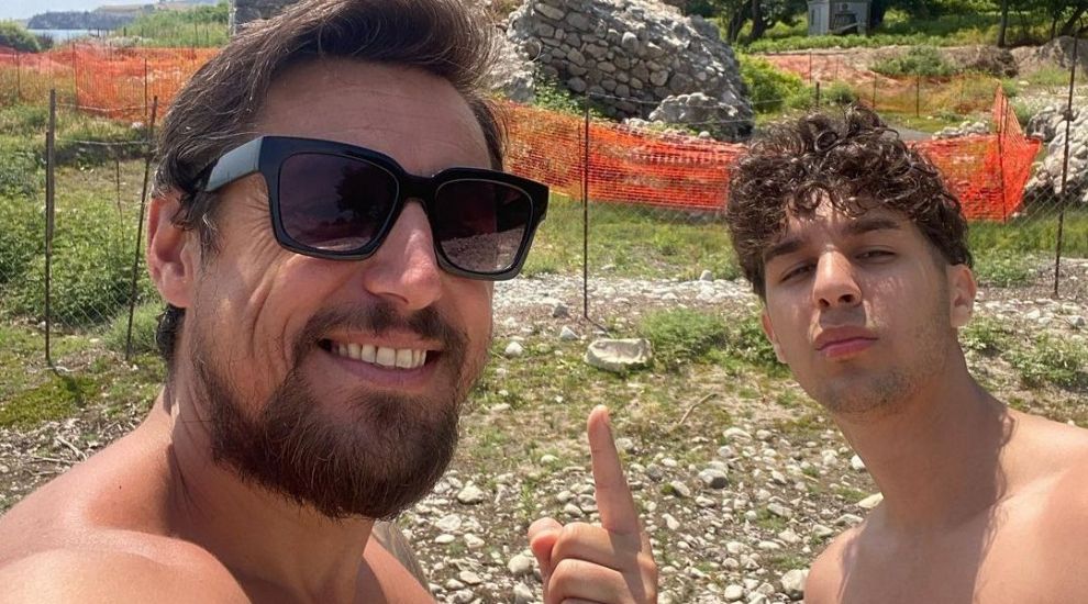 După ce a terminat liceul la Viena, fiul lui Daniel Pavel a plecat &icirc;n vacanță cu tatăl său &icirc;n Grecia