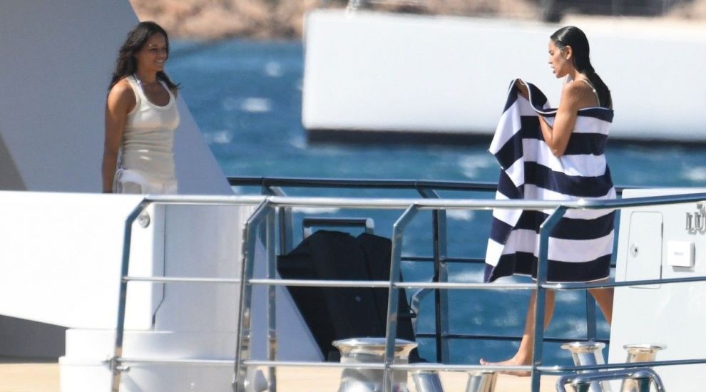 Eiza Gonzalez își petrece vara pe un iaht cu Michelle Rodriguez Eiza Gonzalez își petrece vara pe un iaht cu Michelle Rodriguez