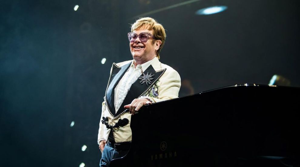 Elton John a fost spitalizat în urma unui accident petrecut în locuința sa din Franța Elton John a fost spitalizat în urma unui accident petrecut în locuința sa din Franța