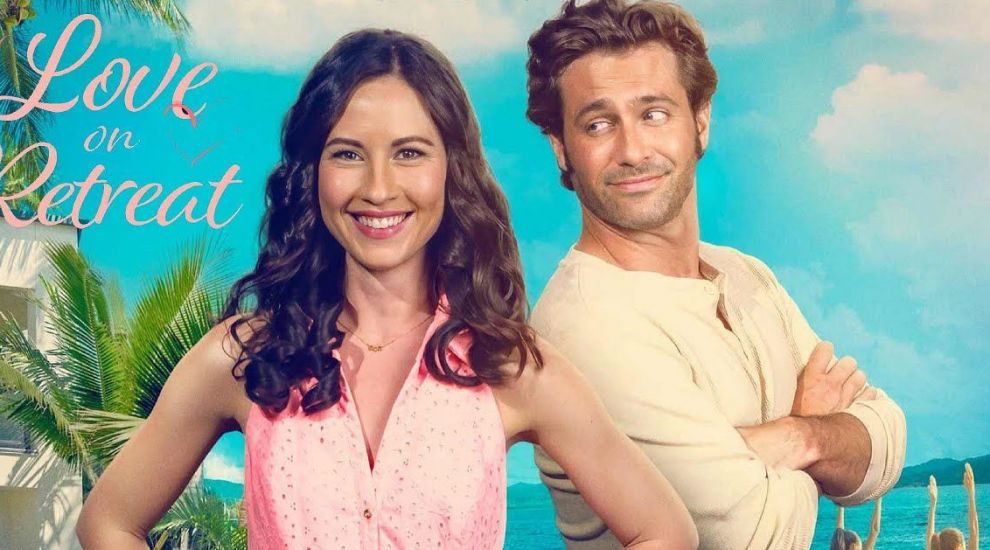 Doi tineri trăiesc o vacanță pe ritmul iubirii