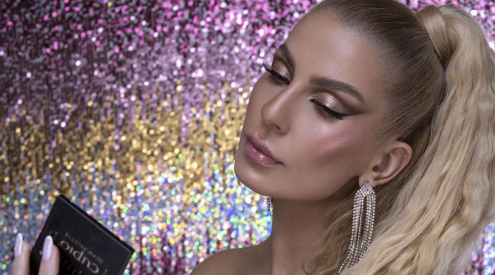 (P) Cum sa realizezi machiajul perfect pentru seara de Revelion