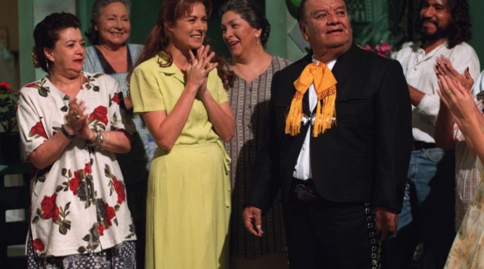 Poate familia să rupă legătura a doi tineri îndrăgostiți? Aflăm în Esmeralda, din 18 ianuarie, de la ora 12:00, Acasă!