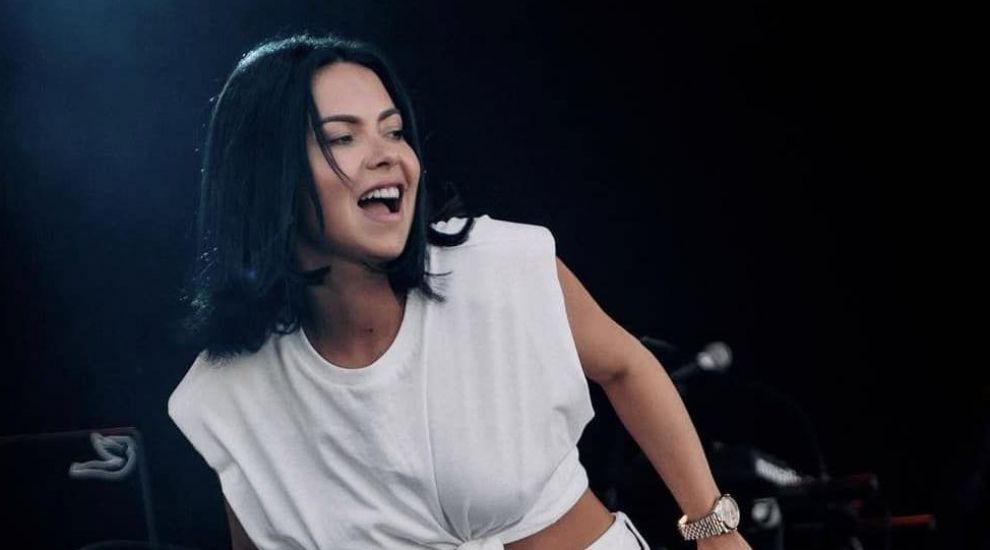 INNA le cântă, weekendul acestea, mexicanilor