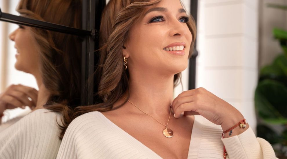 Adamari Lopez a purtat dimanante de un sfert de milion de dolari la Premios Juventud Adamari Lopez a purtat dimanante de un sfert de milion de dolari la Premios Juventud