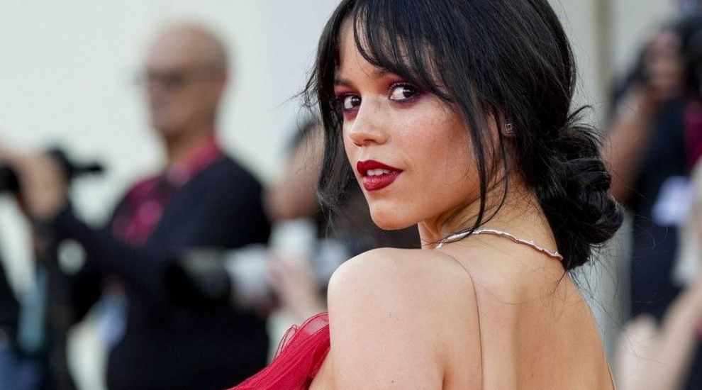 Jenny Ortega, mai sexy ca oricând la Festivalul de Film de la Veneția