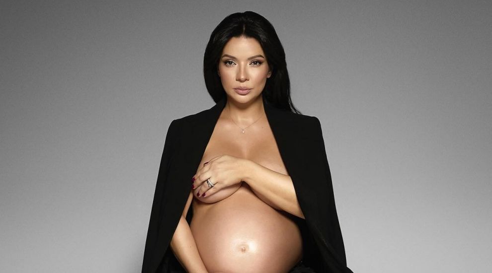 Imagine de senzație cu Anca Dinicu însărcinată, pe modelul lui Demi Moore Imagine de senzație cu Anca Dinicu însărcinată, pe modelul lui Demi Moore