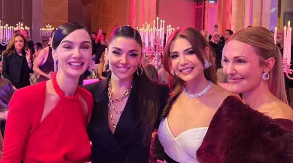 Meryem Uzerli, Hande Ercel şi Birce Akalay la premiile Harper s Bazaar