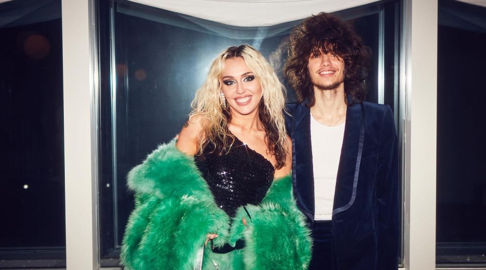 Miley Cyrus, fericită în relația cu iubitul mai tinerel