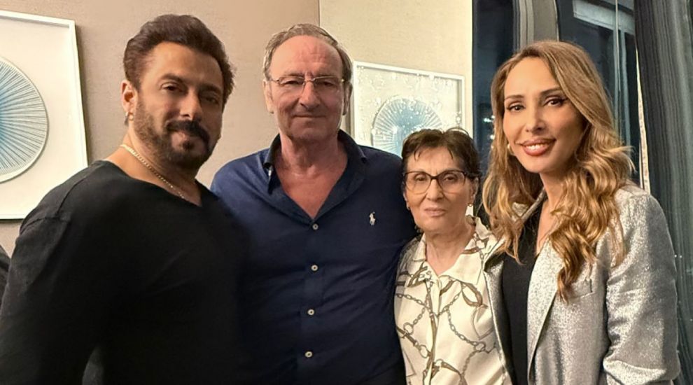 Iulia Vântur, alături de Salman Khan și de părinții ei